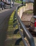 Muurtje met leuning tussen huisje en bankje.
              <br/>
              Marcel Westhoff, januari 2016